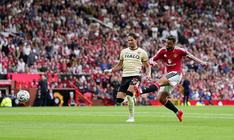 Assist king Fernandes turns from provider to predator in Man United romp